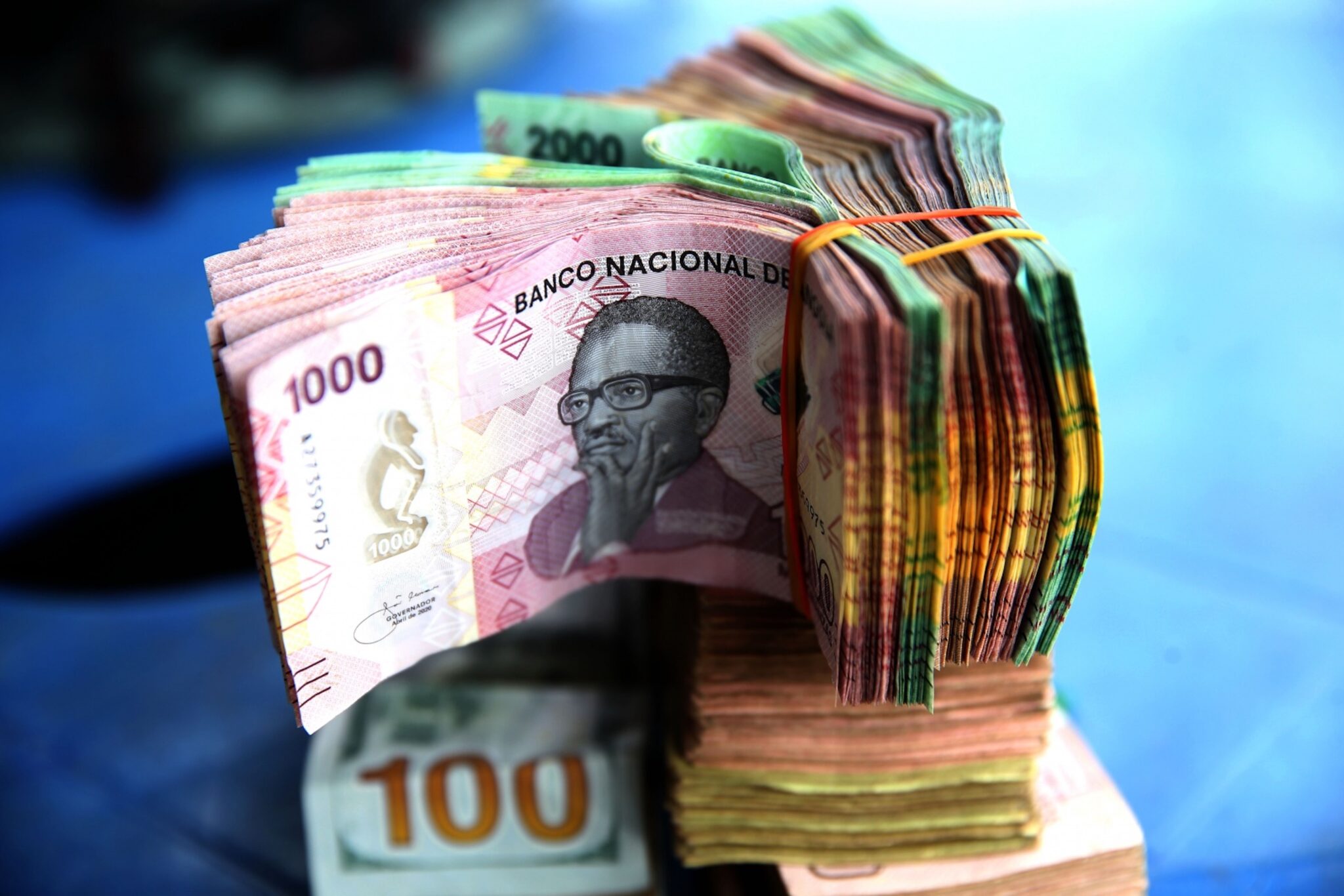 EUA Moeda angolana Kwanza deprecia em “3,25 e 6,08” face ao Dólar e